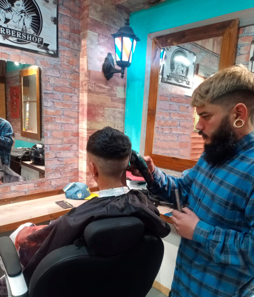 barberia hombre cortando el pelo